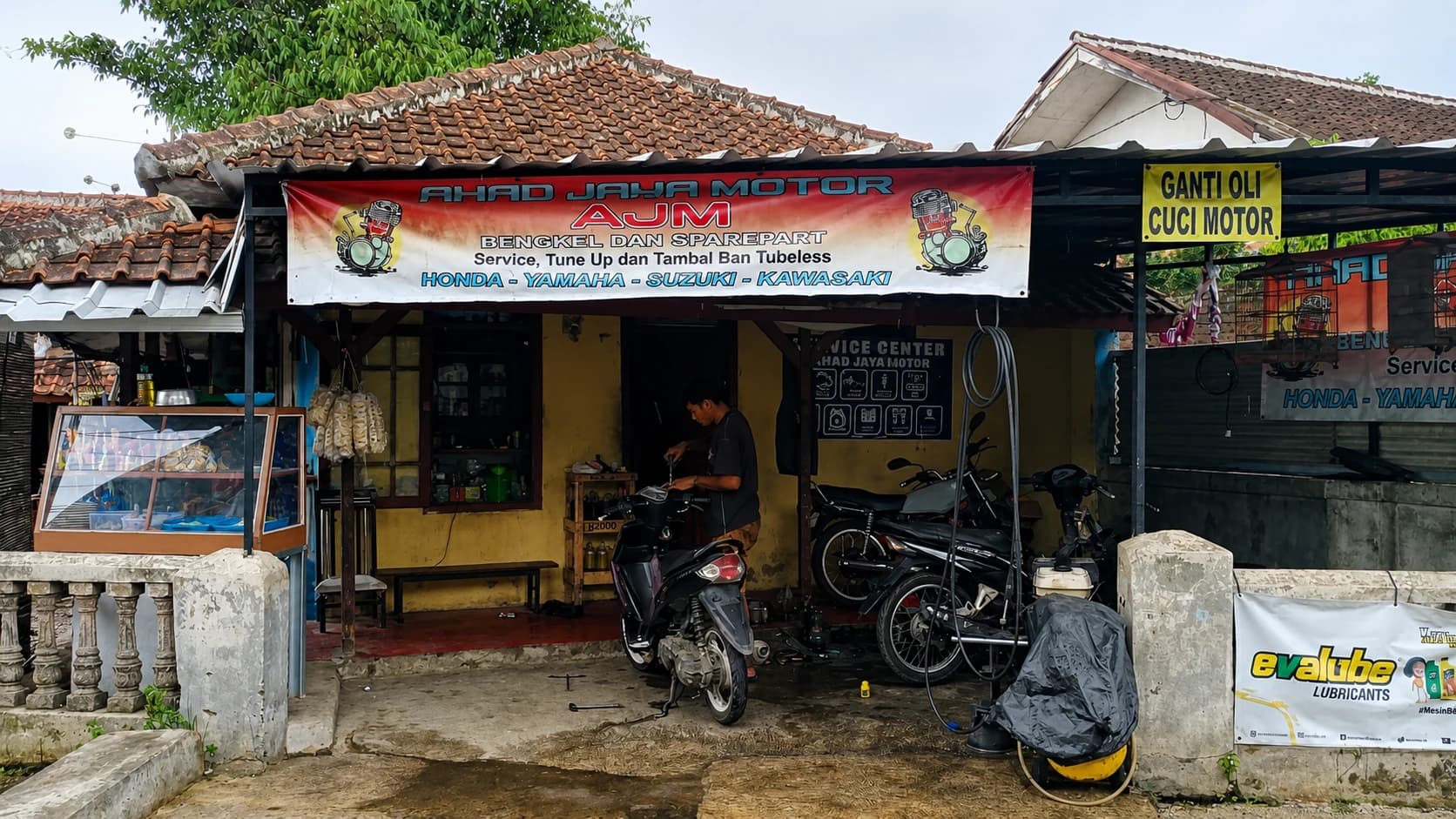 Fasad bengkel AJM Motor di Katapang