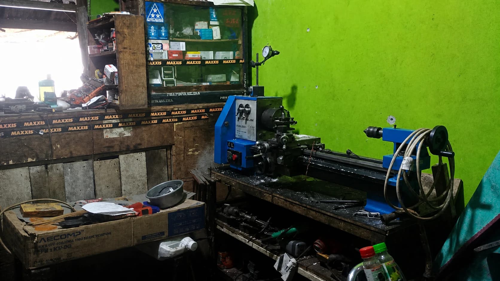 Mesin bubut di area kerja Ahad Jaya Motor