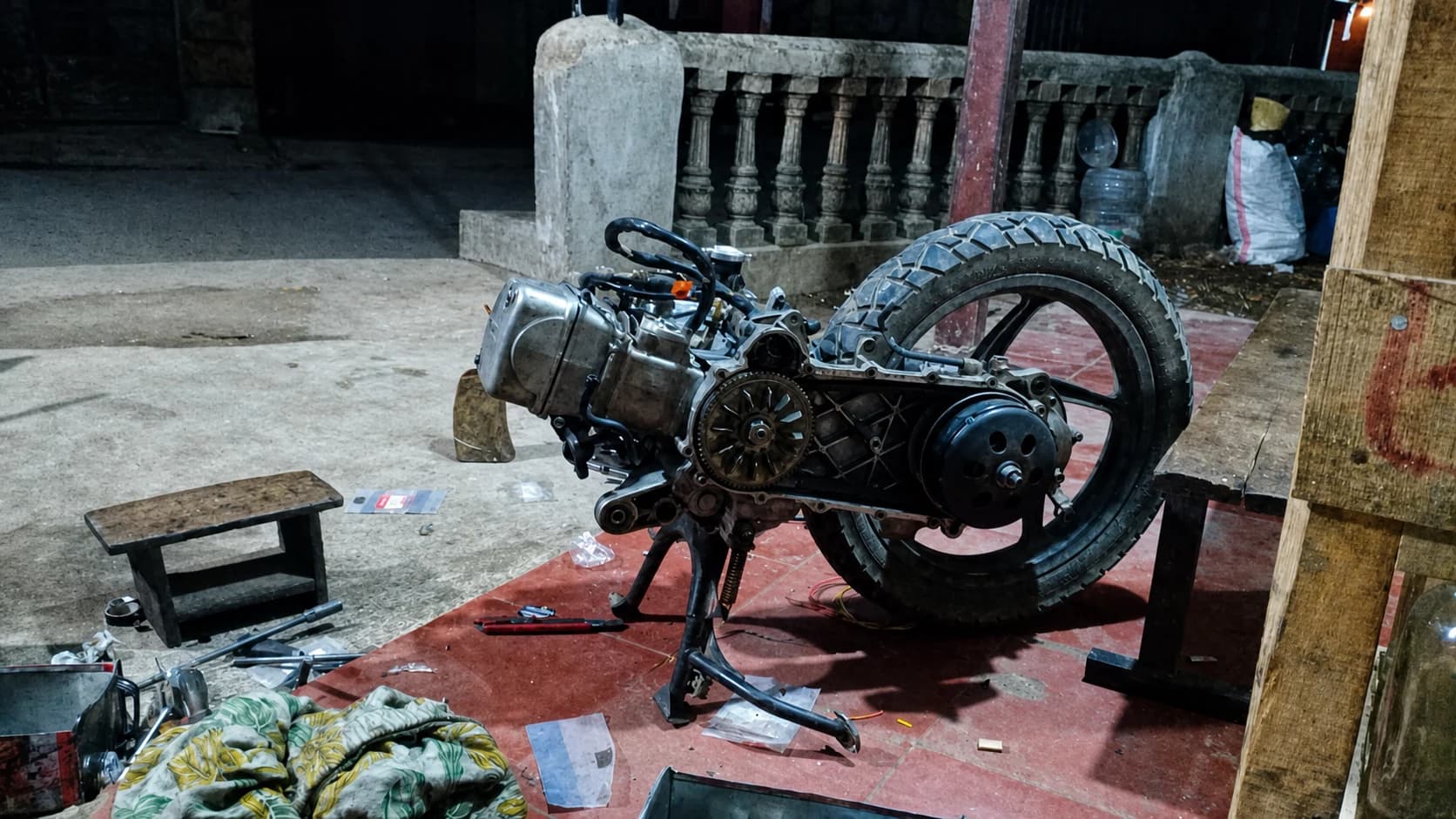 Motor yang sedang dibongkar dan dikerjakan di AJM