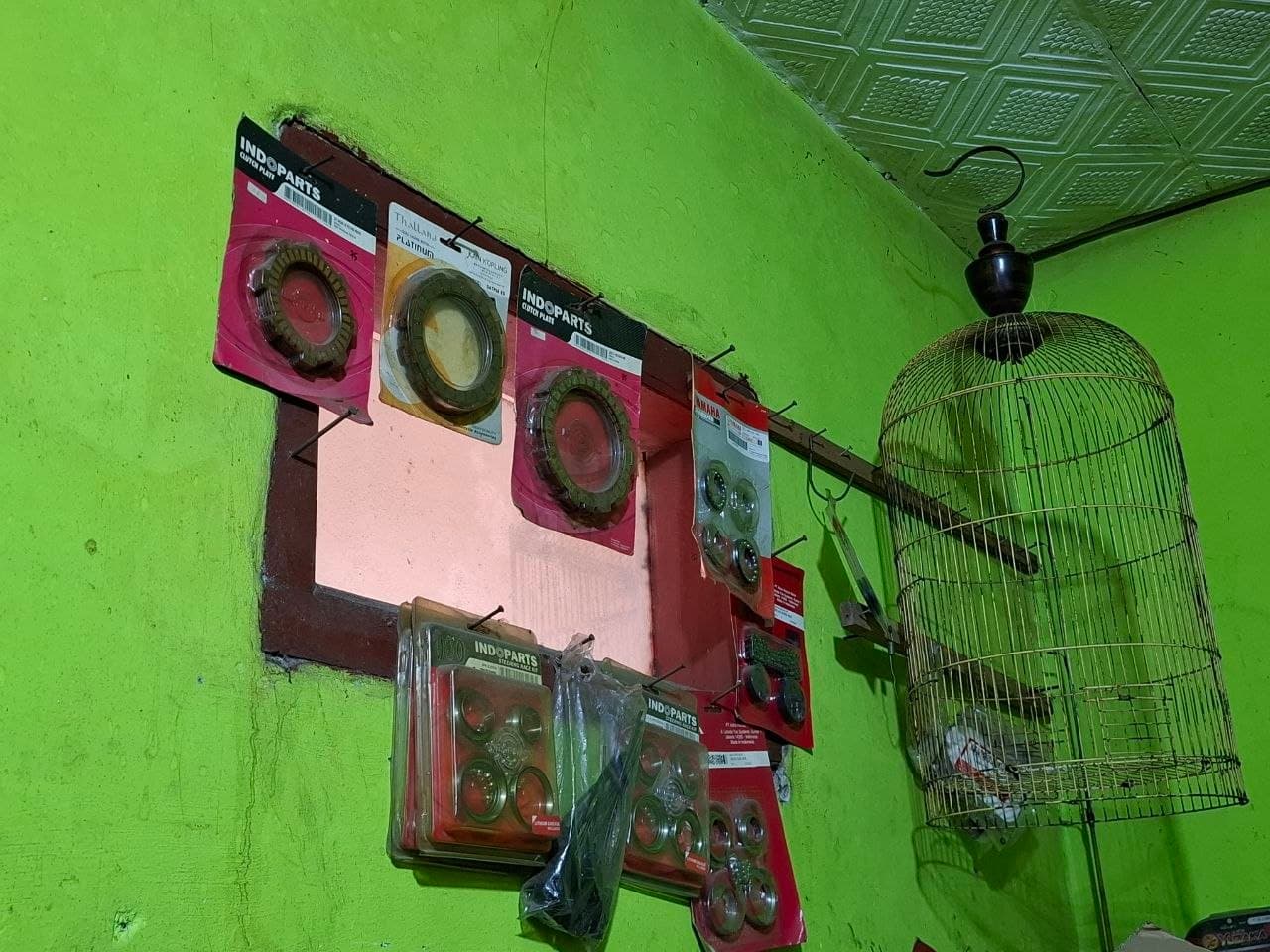 Sudut perlengkapan dan komponen bengkel AJM