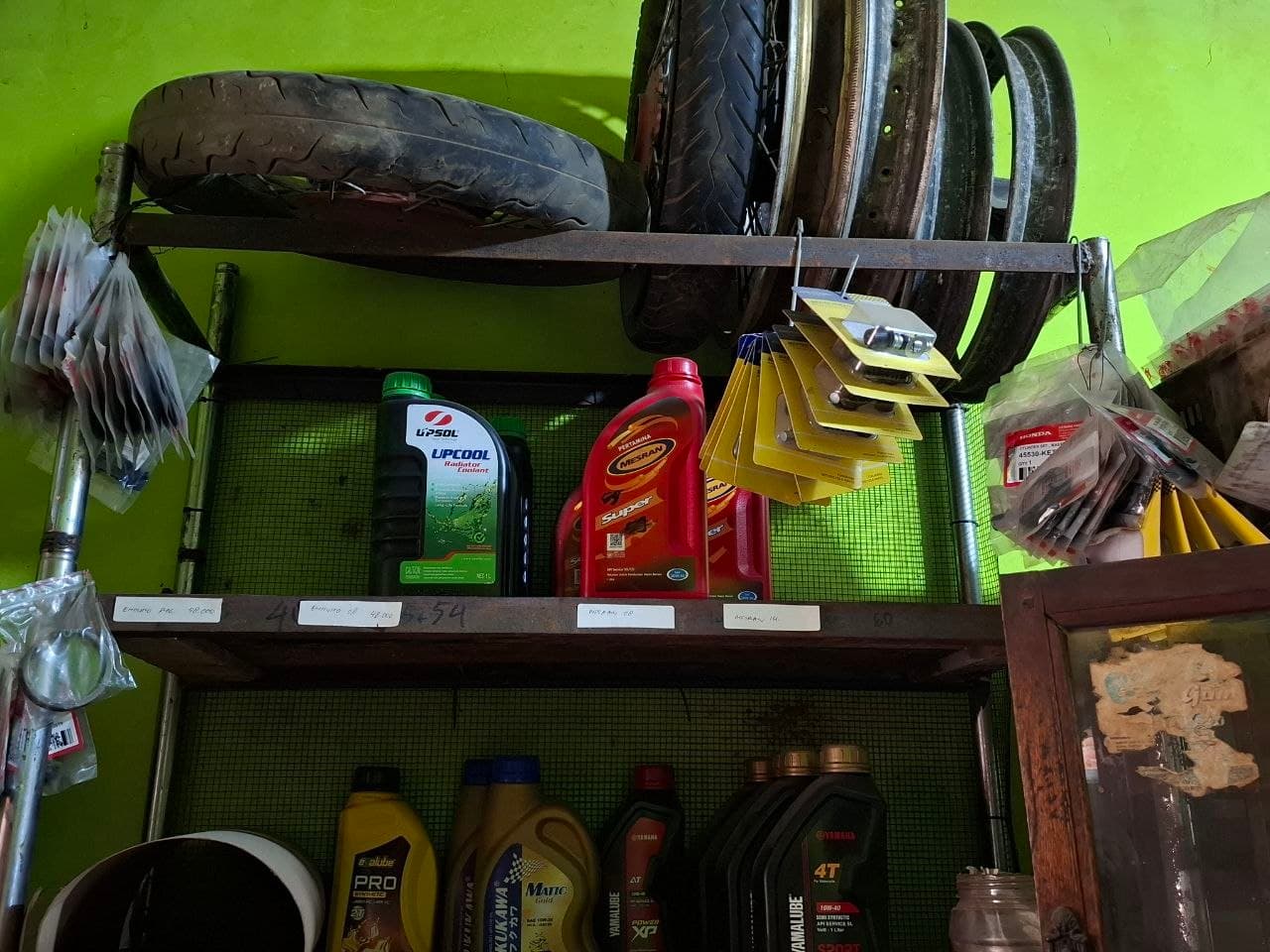 Rak perlengkapan oli dan servis AJM