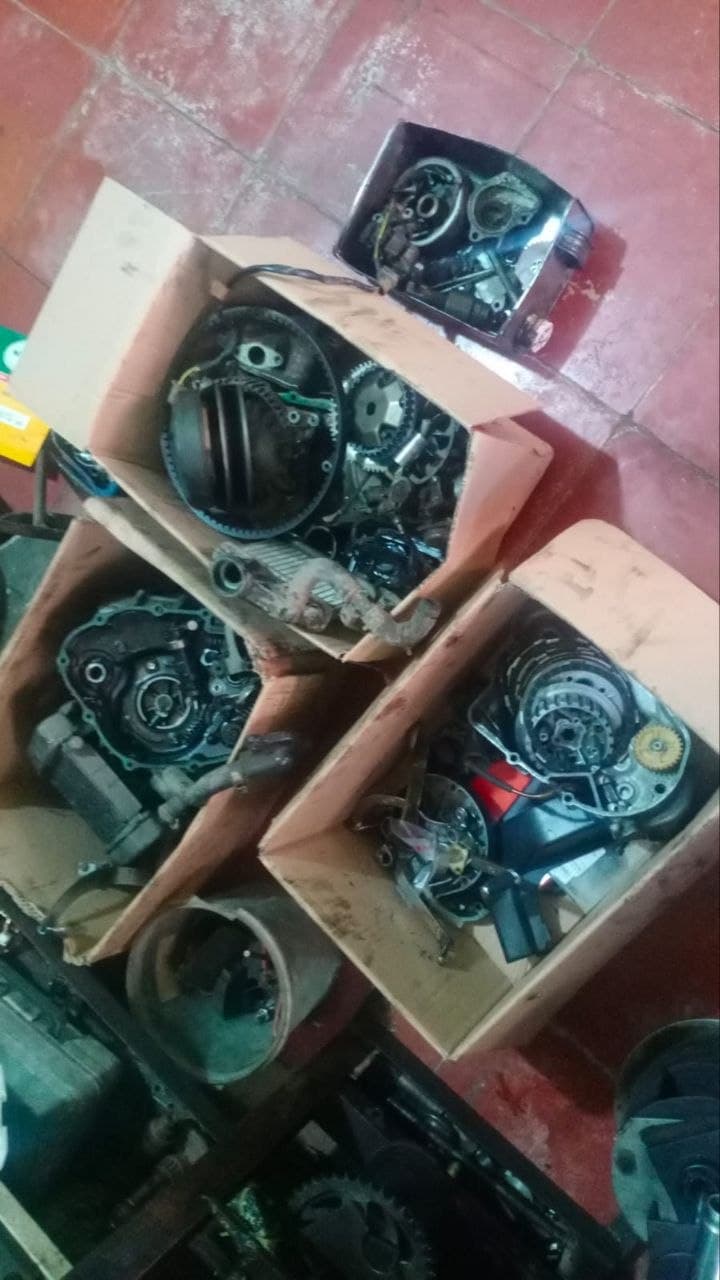 Bagian mesin motor yang sedang dibongkar