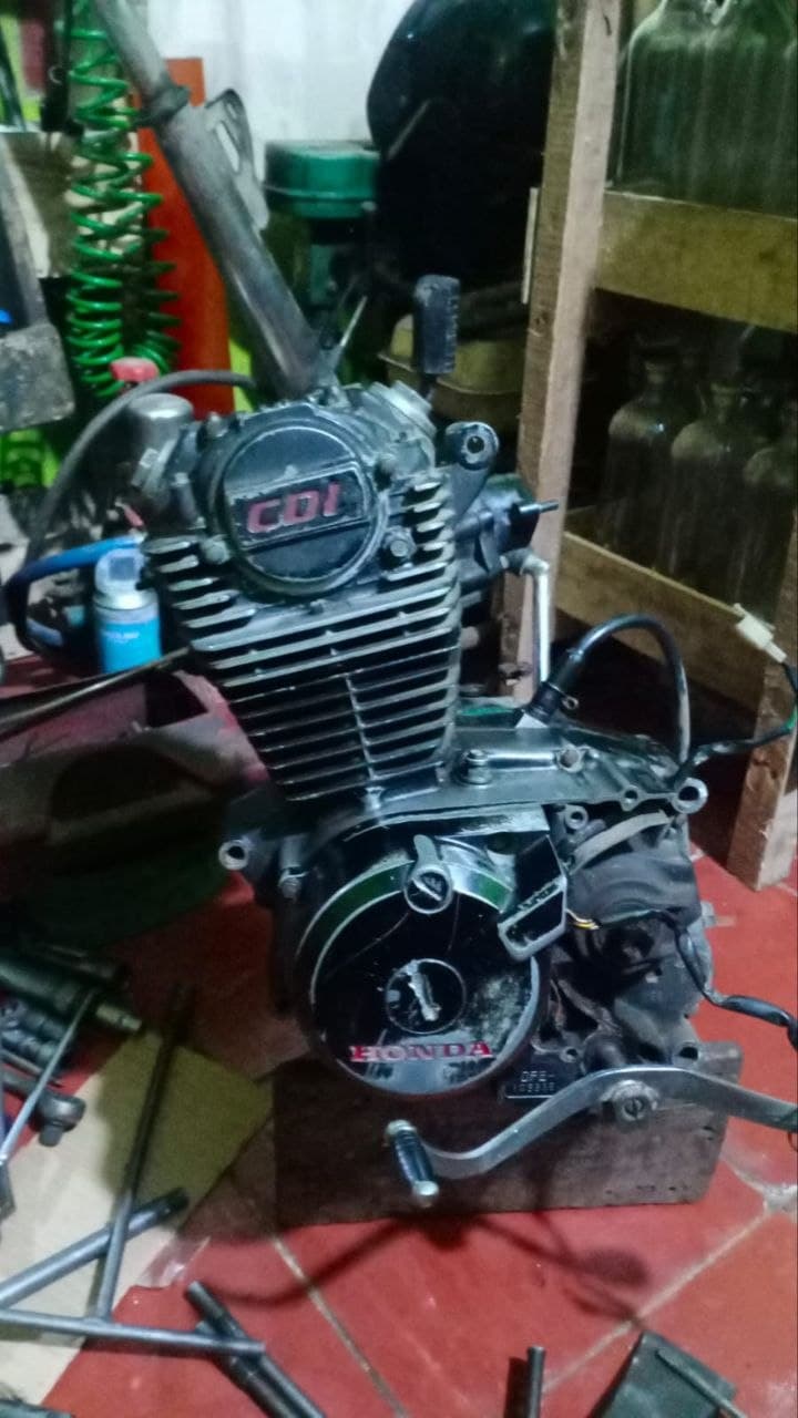Mesin motor yang sedang diperiksa