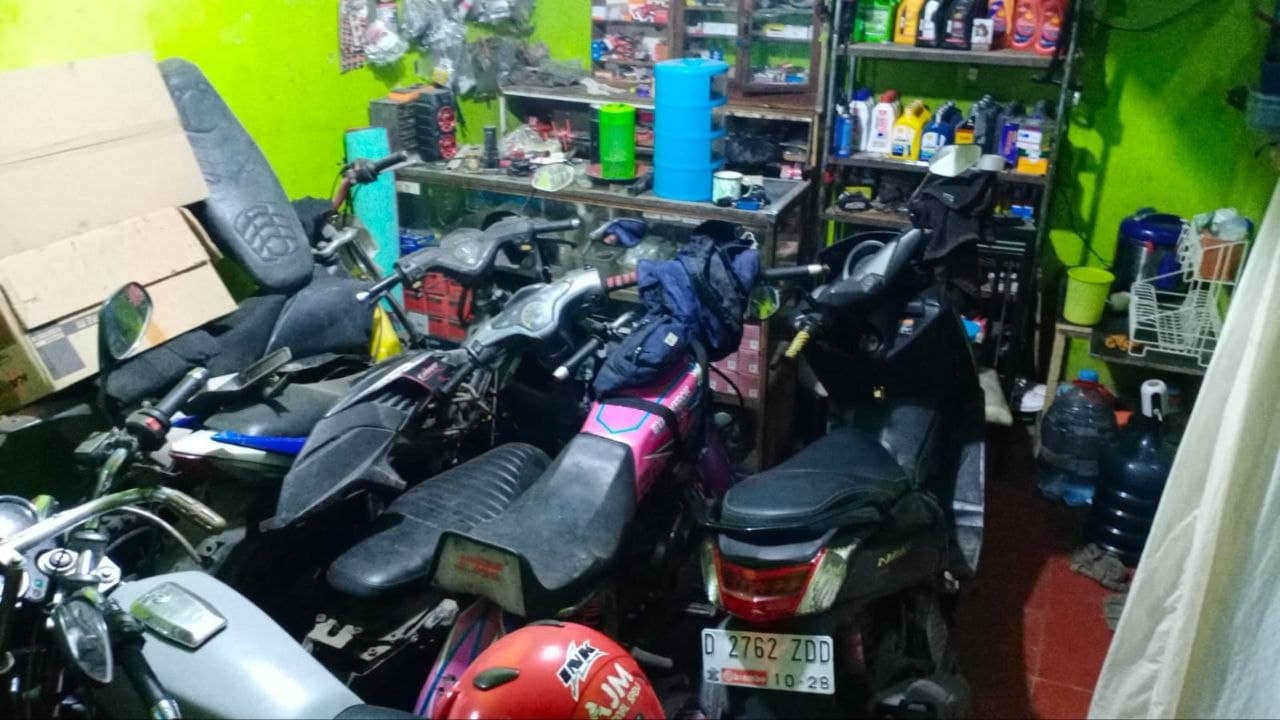 Suasana motor dan stok perlengkapan di dalam bengkel AJM