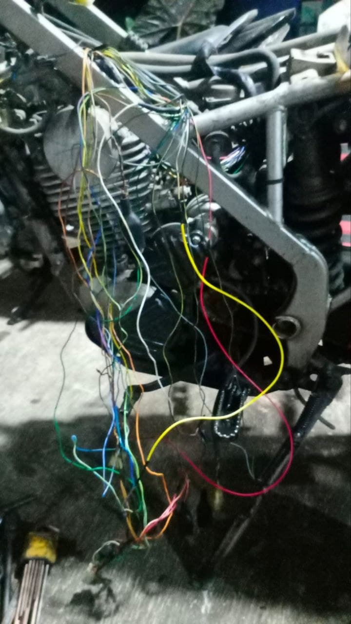 Kabel kelistrikan motor yang sedang diperiksa