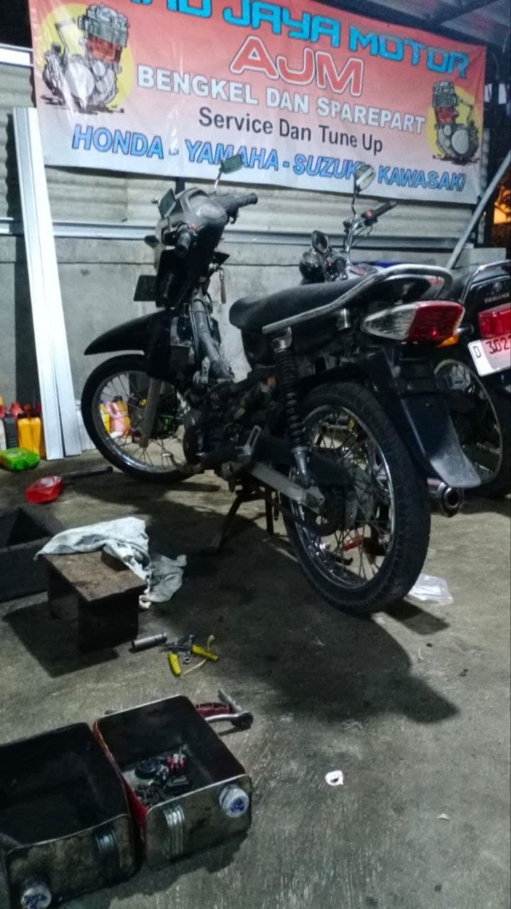 Area roda belakang motor di bengkel