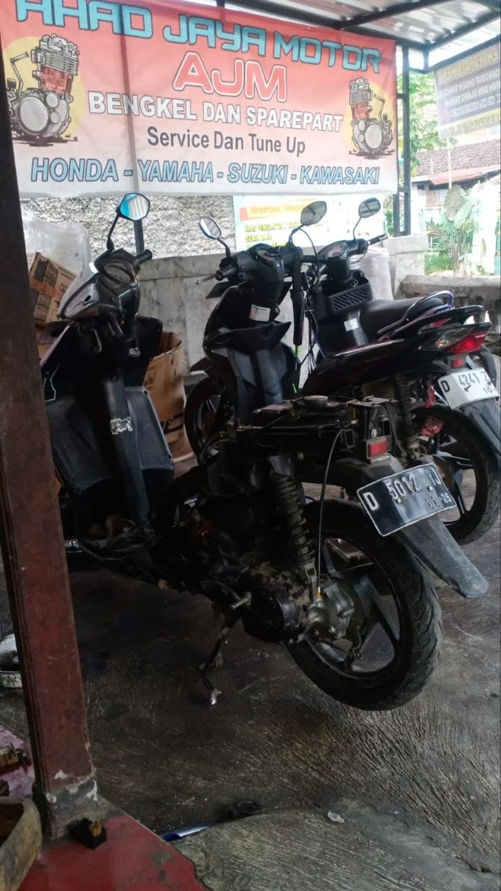 Motor yang sedang berada di area pengerjaan